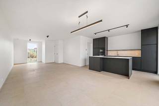 Deze moderne nieuwbouwwoning (lot 14) wordt gerealiseerd in een residentiële omgeving aan een nieuwe invalsweg van de Warandestraat. De woning werd reeds opgebouwd en wordt binnenin verder kwalitatief afgewerkt door Dumobil Woonprojecten, zodat jij zorgeloos kan verhuizen naar een splinternieuwe instapklare woning.<br /><br />De woning met plat dak en 2 volwaardige bouwlagen is voorzien van 3 slaapkamers, een bergruimte, een badkamer met bad, inloopdouche en dubbele wastafel, en 2 aparte toiletten. De leefruimte heeft een open keuken met eiland, een eet- en zithoek, en eventueel een bureauhoek. Naast de keuken is een handige wasplaats voorzien. De gevel wordt afgewerkt met een grijze steen, houten bekleding en zwart buitenschrijnwerk. De woning staat op een perceel van 220 m² en binnen de prijs van de woning hoort een vrijstaande carport, een tuinhuis en de volledige afwerking van de ideale zuidwest gerichte tuin! De woning is uitgerust met duurzame technieken zoals een geothermische warmtepomp en vloerverwarming.<br /><br />Dit nieuwbouwproject is voorzien van groenzones en een fijn wandel- en fietspad waardoor je makkelijk zonder wagen op pad kan. Bijvoorbeeld naar het Kasteel van Moorsele of het Groen Lint Park vlakbij. Daarbij zijn er supermarkten op wandelafstand.<br /><br />Deze all-inprijs excl. kosten omvat een volledig afgewerkte, instapklare woning met álle voorzieningen en omgevingswerken inbegrepen. De totale kostprijs inclusief wettelijke kosten waaronder registratierechten, btw, notariskosten en aansluitingskosten kan je eenvoudig bekijken op onze <u><strong>website</strong></u>: <u><strong>www.dumobil.be/nl/woonprojecten/projecten/moorsele</strong></u>. En/of contacteer onze bouwadviseur Sam Borrey voor meer info: 0483/21.01.33 | sam@dumobil.be<br /> 