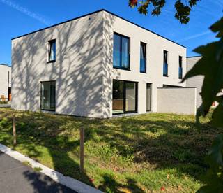 <p>Ontdek deze hedendaagse woningen in de Smeskeshof-verkaveling, in een rustige en groene omgeving aan de rand van Waregem. Het project omvat 6 halfopen en 3 gesloten woningen, met een doordachte indeling en ruimte voor het hele gezin.<br />Op het gelijkvloers vindt u een lichtrijke leefruimte met open keuken, een bureauruimte, een praktische berging en een apart toilet. De verdieping biedt drie of vier comfortabele slaapkamers, een volledig uitgeruste badkamer en een tweede apart toilet.<br />U kiest voor een volledig afgewerkte sleutel-op-de-deurwoning of een ruwbouw wind- en waterdicht, afgestemd op uw wensen.<br />Hier woont u rustig, met vlotte verbindingen naar het centrum van Waregem, het treinstation en de E17.<br />Lot 19 is reeds verkocht.<br />De beelden met meubels zijn digitale inrichtingsvoorstellen en dienen uitsluitend ter illustratie. De getoonde meubels en decoratie zijn niet inbegrepen in de verkoop.<br />Interesse? Neem contact op voor meer informatie of een bezoek ter plaatse.</p>