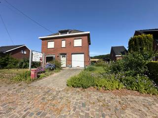 woning te koop.Indeling:Op het gelijkvloers heb je de inkomhal, keuken, berging, tussenruimte, naaiatelier/garage en kelder.Op het eerste verdiep...