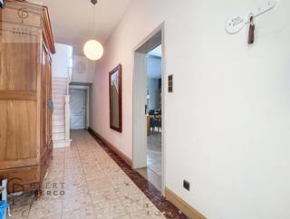 Wanneer je de foto's es nauwlettend bekijkt, zal je meteen versteld staan. <br />Deze prachtige woning tref je in de Grootveldstraat te Landen, op een mum van tijd te voet bereikbaar van het station waar dagelijks zoveel pendelaars langskomen, de scholen, het commercieel centrum van Landen.<br />Gezien je hier midden in de stad terecht komt, zal deze woonst je meteen bekoren. Het heeft een ruime garage (zelden midden in de stad), een leuke tuin die volledig zuidwest is gericht, en de woning zelf is enorm lichtrijk en top. Het is hier dus heel aangenaam vertoeven.<br />De huidige eigenaar heeft deze plek super gezellig ingericht. De oude structuur is grotendeels bewaard gebleven waardoor het een speciaal cachet heeft.<br />De keuken aansluitend op de ruime leefruimte, is volledig modern ingericht, baadt in het licht en geeft meteen een zicht op het terras en de tuin.<br />Op de gelijkvloerse verdieping treffen we dus : een zeer ruime hal, een leefruimte, aansluitend de ruime keuken, een garage. Ook de mooi ingerichte badkamer treffen we op het gelijkvloers. Via deze verdieping hebben we ook nog recht op twee kelders.<br />Op de eerste verdieping treffen we 2 ruime slaapkamers, een kleinere verbonden door een dressing. <br />De zolderverdieping werd inmiddels ook volledig ingericht om er zijn trek in te nemen. Grandioos hoor. Zo'n grote plek.<br />Bovendien is de woonst voorzien van zonnepanelen en een thuisbatterij. <br />Je hoeft dus echt niet te twijfelen. Dit is de woonst waar je naar op zoek bent.<br />Maak snel een afspraak voor een bezoek en wees er snel bij.<br />Neem contact op via onze link of bel even binnen via 011/361919.<br />Succes!!!!