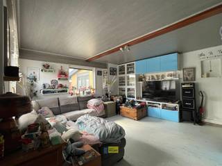 Instapklare gelijkvloerse woning met zuidgerichte tuin, laadpaal en moderne voorzieningenWe betreden deze gezellige gelijkvloerse woning via de...