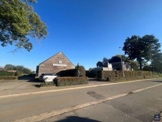 <p><span>EXCLUSIEF DOMEIN MET VILLA (INGERICHT ALS KANTOORRUIMTE) , KANTOORGEBOUW éN BOUWGROND OP ± 4700 m²</span></p><p><span> </span></p><p><span>Unieke kans! </span></p><p><span> </span></p><p><span>Op een domein van ± 4700 m² en een straatbreedte van ± 80 m (!) bevindt zich een stijlvolle villa, momenteel ingericht als kantoorruimte, een apart kantoorgebouw én extra bouwgrond. </span></p><p><span>Dit veelzijdige geheel biedt eindeloze mogelijkheden voor zowel wonen, werken als investeren.</span></p><p><span> </span></p><p><span>De villa</span><span><br />De villa is momenteel volledig ingericht als kantoorruimte, met een moderne en professionele uitstraling. </span></p><p><span>De grote, open ruimtes zijn ideaal voor vergaderzalen, bureaus of co-workingplekken. Indien gewenst, kan de villa eenvoudig weer worden omgevormd tot een comfortabele gezinswoning met ruime leefruimtes en meerdere slaapkamers. </span></p><p><span>De grote raampartijen zorgen voor een lichte en open sfeer, met uitzicht op het groene domein.</span></p><p><span> </span></p><p><span>Het kantoorgebouw</span><span><br />Naast de villa bevindt zich een apart kantoorgebouw, klaar voor gebruik als kantoorruimte voor een onderneming of praktijk. </span></p><p><span>Het gebouw is voorzien van moderne faciliteiten en is zeer functioneel ingedeeld, met flexibele werkruimtes en vergaderzalen. </span></p><p><span>De ligging op het domein maakt het gemakkelijk bereikbaar en tegelijkertijd gescheiden van de woonfaciliteiten.</span></p><p><span> </span></p><p><span>De bouwgrond</span><span><br />Dit domein biedt ook de mogelijkheid tot uitbreiding dankzij de ruime bouwgrond. </span></p><p><span>De extra ruimte is ideaal voor investeerders of ondernemers die verdere ontwikkelingen of nieuwbouwprojecten overwegen, zoals extra kantoorruimte of een tweede woning.</span></p><p><span> </span></p><p><span>Hoogtepunten van het domein:</span></p><p><span> </span></p><ul><li><span>Totale oppervlakte van ± 4700 m² - straatbreedte ± 80 m</span></li><li><span>Villa, momenteel in gebruik als kantoorruimte (eenvoudig om te vormen tot woonhuis)</span></li><li><span>Volledig uitgerust apart kantoorgebouw</span></li><li><span>Extra bouwgrond voor uitbreiding of ontwikkeling</span></li><li><span>Rustige en groene omgeving met uitstekende bereikbaarheid</span></li></ul><p><span> </span></p><p><span>Dit veelzijdige domein biedt een uitstekende kans voor bedrijven, zelfstandigen en investeerders. </span></p><p><span>Geniet van de perfecte balans tussen werk en privé, met de mogelijkheid om verder te ontwikkelen</span><span>.</span></p><p><span> </span></p><p><span>Het EPC van de woning bedraagt 243 kWh/m² jaar ( = Label C ) en het kantoor 463 kWh/m²jaar.</span></p><p><span>P-Score : D en G-Score : D ( D=middelgrote kans op overstromingen )</span></p><p><span> </span></p><p><span>Graag meer info of interesse in een plaatsbezoek? Gelieve ons te contacteren op het nummer 03 775 41 88 of via <span>Christel@vastgoed-smet.be</span></span><span> <span>www.vastgoed-smet.be</span></span><span> </span></p><p><span>“De verstrekte gegevens/informatie (zowel online als gedrukt) worden vrijblijvend verstrekt, enkel ter inlichting, zonder contractuele verbintenis of garantie van onzentwege en kunnen op ieder ogenblik gewijzigd worden”</span></p><p><span> </span></p>