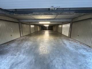 Ondergrondse garagebox gelegen in een gebouwencomplex aan Holstraat 70–72 te Waregem, vlakbij de Hippodroom.De in- en uitrit van de parkeergarage...