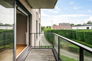 <strong>Ruim appartement met zonnig terras en garagebox op toplocatie in Wijnegem!</strong><br /><br />Op een uitstekende ligging langs de Turnhoutsebaan in Wijnegem bevindt zich dit verzorgde appartement in een residentiële en groene omgeving. U geniet hier van een vlotte bereikbaarheid dankzij de nabijheid van belangrijke invalswegen, openbaar vervoer, winkels, scholen en recreatiemogelijkheden. Bovendien bevinden het Wijnegem Shopping Center, diverse sportfaciliteiten en wandel- en fietsroutes zich op korte afstand.<br /><br />Het appartement is gelegen op de eerste verdieping van een verzorgd gebouw (2007) met lift.<br /><br />Via de inkomhal betreedt u de ruime leefruimte met warme parketvloer en directe toegang tot het terras. Het zonnige terras van circa 8 m² biedt een mooi uitzicht op het omliggende groen en vormt een ideale plek om in alle rust te genieten van het buitenleven.<br /><br />Aansluitend bevindt zich de open, volledig ingerichte keuken. Deze is uitgerust met een keramische kookplaat, dampkap, oven, vaatwasser, koelkast en vriezer. Verder beschikt het appartement over een praktische berging/technische ruimte met aansluitingen voor wasmachine en droogkast.<br /><br />De nachthal geeft toegang tot twee volwaardige slaapkamers (16 en 12 m²), beide afgewerkt met parketvloer. De badkamer is voorzien van een ligbad met douchemogelijkheid, een douche, een dubbele lavabo en een toilet. Daarnaast is er nog een afzonderlijk gastentoilet aanwezig.<br /><br />Bij het appartement hoort bovendien een ruime garagebox met automatische sectionaalpoort, wat zorgt voor extra comfort en opslagmogelijkheden. Deze is verplicht bij aan te kopen voor €30.000,00<br /><br />Pluspunten: <br />+ Conforme elektrische keuring<br />+ Dak net vernieuwd (conform 2050)<br />+ Recent gebouw (2007)<br />+ Lift aanwezig<br />+ Parking aanwezig <br />+ Fantastische ligging in een groene omgeving<br /><br />Interesse in dit instapklaar appartement? Contacteer ons via 03 337 50 70 of info@vbvastgoed.be voor een afspraak ter plaatse of meer info.