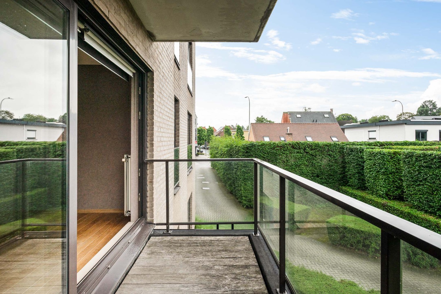 Ruim appartement met zonnig terras en garagebox op toplocatie in Wijnegem! - foto 2
