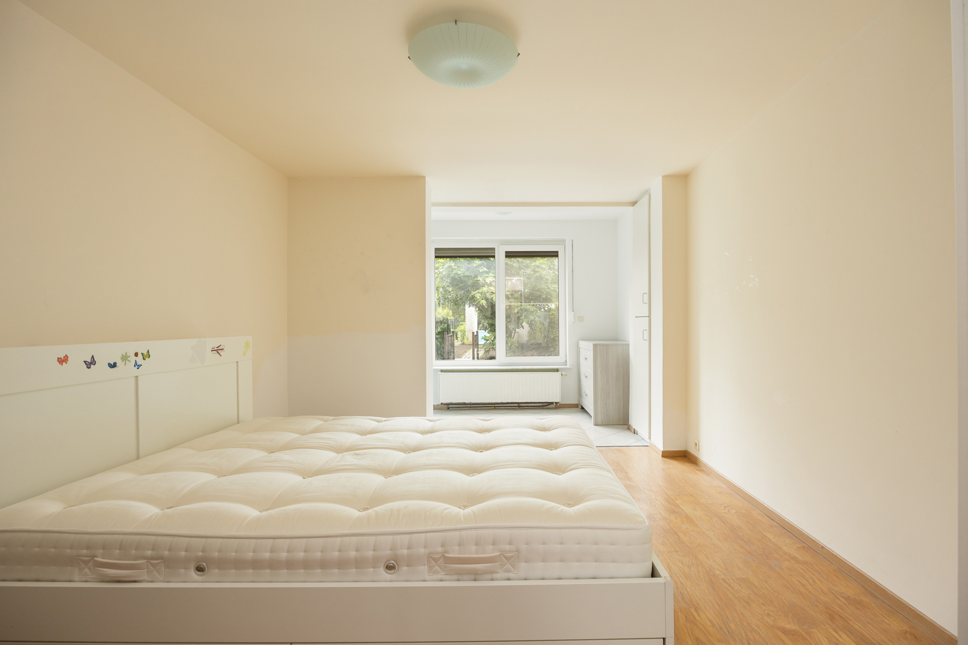 Zeer ruime woning met oprit, garage, terras en grote tuin! - foto 3