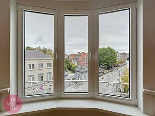 Recent gerenoveerd appartement op het derde en hoogste verdiep met zeer veel lichtinval gelegen aan de Bruul in Mechelen centrum. Het appartement beschikt over een ruime woonkamer, 2 slaapkamers, keuken met aanpalende loggia/ bijkeuken, badkamer en apart toilet. Dit stijlvol appartement is afgewerkt met hoogwaardige materialen en fijne details.Het appartement is onmiddellijk beschikbaar.Op wandelafstand bevindt zich de grote markt en het station van Mechelen waardoor het een zeer goed bereikbaar appartement is.Troeven:- Ideale ligging in het centrum van Mechelen- Zicht op de Dijle en Kruidtuin- Prachtige afwerking - Lift aanwezig in het gebouwHeb je interesse in dit appartement, aarzel dan zeker niet om contact op te nemen met Dewaele vastgoedgroep, kantoor Mechelen.