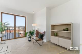 Ontdek dit schitterend ingerichte appartement van 123 m² met een zuidgericht terras van 19 m². In dit appartement hebben ze gekozen voor warme accenten die een waar thuisgevoel creëren. De uitnodigende sfeer wordt benadrukt door zorgvuldig gekozen kleuren en materialen, die samen een harmonieuze en gezellige leefruimte vormen. <br /><br />Hoogtepunten:<br /><br />*Perfecte Ligging: Midden in het centrum, maar omgeven door rustgevende binnentuinen.<br /><br />*Uitstekende Voorzieningen: Ondergrondse parkeergarage met plaats voor 130 auto's (mogelijkheid aankopen staandplaats of garage) en een handige fietsenstalling met lift (gratis te gebruiken).<br /><br />*Modern Comfort: Voorzien van uitstekende isolatie, zonnepanelen en regenwaterrecuperatie voor een duurzaam en comfortabel leven.<br /><br />*Ruimte en Groen: Diverse open ruimtes met verhardingen, waterpartijen en groene tuinen zorgen voor een aangename leefomgeving.<br />Architectonisch Meesterwerk:<br /><br />*Ontwerp: Drie torens die boven drie bouwlagen uitsteken, ontworpen door de gerenommeerde architectenbureaus Robbrecht en Daem en URA Architects.<br />Stijl: Sober modern met elementen zoals bakstenen, houten ramen en balustrades, die perfect harmoniëren met de omgeving en rust uitstralen.<br /><br />Een Oase van Rust in de Stad:<br /><br />*Groene Uitzichten: Geniet van prachtige uitzichten op groene tuinen en de omgeving.<br />Stadsleven met Voordelen: Combineer het bruisende stadsleven met de rust en sereniteit van een exclusieve woonomgeving.<br /><br />*BTW aan 6% is mogelijk<br /><br />Conclusie:<br />Gloria biedt een unieke kans om te genieten van luxe, comfort en rust, midden in de stad. Dit appartement is een oase van kalmte, waar je kunt profiteren van alle voordelen van stedelijk wonen zonder in te boeten aan rust en privacy. Mis deze kans niet om jouw droomwoning te ontdekken in het hart van de stad!