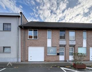 Deze goed onderhouden woning met garage is centraal gelegen en combineert ruimte, licht en energiezuinig wooncomfort. Dankzij de vlotte verbinding...