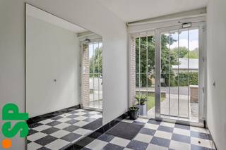 Trendy appartement met 2 slaapkamers gelegen aan het einde van een doodlopende straat.Indeling: inkomhal, zeer lichtrijke leefruimte met salon en...