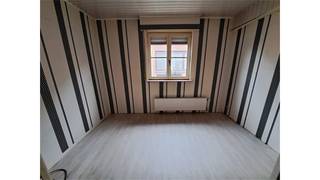 <p>Een te renoveren woning gelijkvloerse woning in het dorp van Zoersel bestaande uit een woonkamer met open keuken, 2 slaapkamers, ruime bureelruimte, badkamer, bergplaats, wasplaats, koepel, tuin. De binnenmuren zijn in gyproc/hout zodat de indeling aan te passen is.</p>