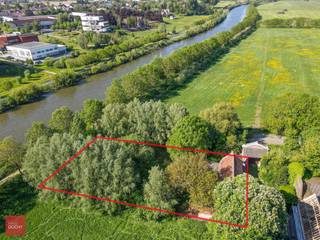 Op een unieke locatie langsheen de historische Abdijpoort en de Leie vinden we dit voormalige restaurant met woonst. Er is rechtstreekse toegang tot het jaagpad.Het gebouw dient gerestaureerd te worden in samenspraak met Monumenten, en biedt mogelijkheden naar horeca of private woonst in een prachtige setting. Aarzel niet ons te contacteren voor een vrijblijvend bezoek ter plaatse (op afspraak).