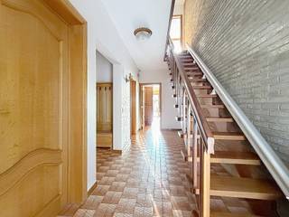 <p>Op zoek naar een ruime gezinswoning met tuin, een uitzonderlijke loods én een eigen kantoorruimte? Dit karaktervolle huis uit 1977 combineert een gezellige, landelijke sfeer met alle troeven voor wie graag thuis en professioneel actief is onder één dak.</p>
<p>De woning biedt een bewoonbare oppervlakte van 249 m² op een perceel van maar liefst 1.218 m², met zuidwestgerichte tuin en terras (30 m²). Een absolute troef is de aparte loods op het perceel, met een hoge poort waar zelfs vrachtwagens moeiteloos in- en uitrijden – ideaal voor wie professioneel opslag, transport of een werkplaats nodig heeft, of gewoon veel plaats zoekt voor materiaal en voertuigen.</p>
<p>Binnen vindt u een sfeervolle leefruimte met open haard, een ingerichte keuken, 4 slaapkamers (waarvan één riant van 35 m²), een apart bureau (12,71 m²) en een badkamer met douche én ligbad. Extra troeven: garage, maar liefst 6 parkeerplaatsen, zolder, wasplaats en een bijkomende werkplaats.</p>
<p>Dankzij de bestemming "privé – eengezins + kantoor" en de aparte kantoorruimte leent dit pand zich uitstekend voor een vrij beroep of thuiskantoor. De ligging is bovendien uitzonderlijk vlot: centraal in Dilbeek, op wandelafstand van het centrum en winkels, met scholen in de buurt en de oprit van de autostrade op amper 200 meter – een absolute meerwaarde voor pendelaars en ondernemers die snel op de invalswegen naar Brussel willen zijn.</p>
<p>Indien interesse, neem contact op met ons op 02/203.03.03 of info@immo-store.be.</p>