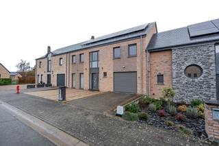 Gelegen in een rustig woonverkaveling in het dorp Wavreille, biedt deze halfopen bebouwing uit 2017 een combinatie van ruimte, moderne technieken...