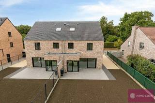 Deze pas gebouwde halfopen bebouwing is volledig instapklaar en afgewerkt met oog voor detail. De woning beschikt over een lichtrijke leefruimte...