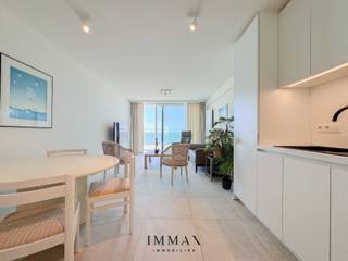 Dit stijlvolle appartement, van het jaar 2020, is uitzonderlijk gelegen op de Zeedijk van Knokke en biedt een frontaal en onbelemmerd zicht op...