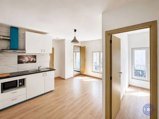 <p><span>Informatie appartementsgebouw</span></p><p><span>In de centraal gelegen Van Maerlantstraat bevindt zich dit interessante appartementsgebouw bestaande uit 4 één slaapkamer appartementen, een ruime garage en aparte kelderbergingen. Een sterke opportuniteit voor investeerders die op zoek zijn naar een opbrengsteigendom met toekomstpotentieel. Het gebouw omvat een kelderverdieping met 4 individuele bergingen en een technische ruimte met verbruiksmeters. Op het gelijkvloers is er een aparte inkomhal voor de appartementen en een garage met plaats voor 3 wagens. Op de 4 verdiepingen bevindt zich telkens een 1-slaapkamerappartement van ca. 52 m² met leefruimte, open keuken, slaapkamer en badkamer. Belangrijke troeven zijn de geïsoleerde en vernieuwde gevel, de dakisolatie conform de norm van 2050 en het gunstige EPC-label B. Hierdoor is het gebouw energetisch sterk en klaar voor de toekomst. Er is geen lift aanwezig, wat de gemeenschappelijke kosten beperkt. Parlofoon aanwezig. De ligging is uitstekend: centraal in Antwerpen, vlak bij openbaar vervoer en met een Velostation om de hoek. Bovendien wordt de Van Maerlantstraat heraangelegd met meer groen, bredere voetpaden en beschermde fietspaden. Mobiscore: 9,5/10. Elektrische keuring en asbestattesten zijn in aanvraag.</span></p><p><span> </span></p><p><span>Indeling</span></p><ul><li><span>De kelderverdieping beschikt over 4 afzonderlijke kelderbergingen en een technische ruimte met individuele verbruiksmeters</span></li><li><span>Op het gelijkvloers bevindt zich een aparte inkomhal voor de appartementen, naast een ruime garage met plaats voor 3 wagens</span></li><li><span>Op de 4 bovenliggende verdiepingen bevindt zich telkens een gelijkaardig één slaapkamer appartement van circa 52 m². Elk appartement bestaat uit een leefruimte met open keuken, een aparte slaapkamer en een badkamer</span></li></ul><p><span> </span></p><p><span> </span></p><p><span>Extra's</span></p><ul><li><span>Een belangrijke meerwaarde is de recente gevelrenovatie: in 2026 werd de volledige gevel geïsoleerd en vernieuwd. Ook het dak werd geïsoleerd conform de norm van 2050, wat bijdraagt aan de energiezuinigheid en toekomstbestendigheid van het gebouw</span></li><li><span>Let op: de appartementen hebben momenteel een andere indeling dan het vergunde plan </span></li></ul><p><span> </span></p><p><span>Algemene informatie</span></p><ul><li><span>Aparte meters voor gas, elektriciteit en water</span></li></ul><p><span> </span></p><ul><li><span>EPC: label B!</span></li><li><span>Elektrische keuring: in aanvraag</span></li><li><span>Asbestattesten: in aanvraag</span></li></ul><p><span> </span></p><p><span>Gebouw</span></p><ul><li><span>Gebouw bestaande uit een kelder, gelijkvloerse verdieping met 3 auto staanplaatsen en 4 appartementen met 1 slaapkamer.</span></li><li><span>Geen lift aanwezig.</span></li><li><span>Parlofoon aanwezig.</span></li></ul><p><span> </span></p><p><span>Ligging</span></p><ul><li><span>Het pand is gelegen in de Van Maerlantstraat, een straat die wordt heraangelegd met meer aandacht voor groen, beschermde fietspaden en bredere voetpaden. Dit verhoogt niet alleen het wooncomfort, maar ook de toekomstige uitstraling van de omgeving</span></li><li><span>Dankzij de centrale ligging in Antwerpen geniet u van een vlotte bereikbaarheid met het openbaar vervoer </span></li><li><span>Een Velostation bevindt zich om de hoek en de uitstekende Mobiscore van 9,5/10 onderstreept de sterke mobiliteit en bereikbaarheid van deze locatie</span></li></ul><p><span> </span></p><p><span> </span></p><p><span>De informatie in deze prospect is ter informatieve titel: de kandidaat-kopers moeten hun eigen zaak maken van het verkrijgen, controleren en interpreteren van deze informatie.</span></p>
