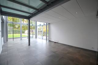 Luxueuze, moderne woning (bj. 2014) gelegen te Wommelgem centrum op wandelafstand van winkels, bestaande uit: inkomhal met apart toilet en...