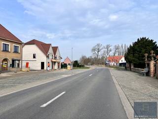 <p>AANKOOP AAN 6% IS MOGELIJK!<br /><br />Altijd al gedroomd van het authentieke dorpsleven onder de kerktoren? En dat bovendien in een gebouw dat geschiedenis ademt? Mis deze kans niet!</p>
<p>Deze burgerwoning met gevelbreedte van maar liefst 13m biedt u dit alles on een groene omgeving. De woning werd reeds voorzien van betonnen tussenverdiepingen, vernieuwd dak, nieuwe ramen met isolerende beglazing,…</p>
<p>De locatie vormt de ideale uitvalsbasis voor een fietstocht of wandeling in de natuur. Daarnaast is er een vlotte verbinding naar de winkels in Westkapelle, de zee en het binnenland via de N49.</p>
<p>Indeling:</p>
<p>Gelijkvloers: inkom met gastentoilet, berging, leefruimte van maar liefst 58m² met zithoek, eetplaats, bureauhoek en open keuken.<br />Eerste verdieping: hoofdslaapkamer met eigen dressing en badkamer, 2 kinderkamers, babykamer/dressing/bureau, apart toilet en vaste trap naar tweede verdieping.<br />Tweede verdieping: polyvalente kamer van 31m².</p>
<p>Buiten: onderhoudsarme koer/dorpstuin.</p>
<p>Contacteer Bonne Vastgoed 7 op 7 voor meer info via 0468/10.40.40 of info@bonnevastgoed.be</p>
<p></p>