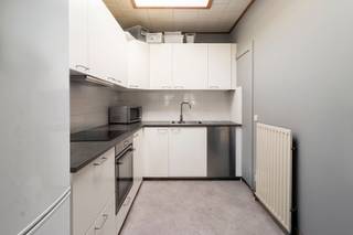 <p><strong>Deze gezinswoning ligt op wandelafstand van het centrum van Wilrijk, met winkels en openbaar vervoer vlakbij. Dankzij de centrale ligging ben je snel op alle belangrijke uitvalswegen.</strong></p><p><br /></p><p>De woning bestaat momenteel uit drie appartementen, maar kan perfect dienst doen als volwaardige gezinswoning of kangoeroewoning. Het gelijkvloers biedt een inkomhal - ruime woonkamer met open keuken – slaapkamer - badkamer met douche - tuin. De eerste en tweede verdieping zijn identiek ingedeeld met een grote woonkamer – keuken - twee slaapkamers - een badkamer. Een grote kelder biedt extra opslagruimte.</p><p><br /></p><p><strong>Extra troeven:</strong></p><ul><li>Centrale ligging op wandelafstand van de Bist</li><li>Dak geïsoleerd</li><li>Veel potentieel qua indeling</li></ul>