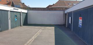 <br />Garage fermée dans un complexe de garages sécurisé situé dans la rue Westkapellestraat à <strong>8301 Knokke-Heist. À louer sur une base annuelle ou par jour...</strong><br /><br /><br /><br /><span><strong>Location sous conditions ; Voir www.more.be, "annexes" et sous réserve de disponibilité.</strong></span>