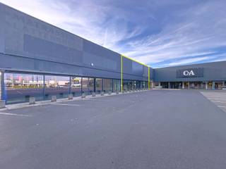 <u><strong>Benaderende OPPERVLAKTEN:</strong></u><br /><em><strong>Constructie-bruikbare oppervlakten</strong></em><br />Handelspand:  416 m²<br />116  gemeenschappelijke parkeerplaatsen op de site<br /><br /><u><strong>INDELING:</strong></u><br />Open winkelruimte met façade van 15m - hoogte onder steeldeck 4m, vrije hoogte onder roostering 3m - poort Assa Abloy (b 3,0 - h 3,15) met afzonderlijke loopdeur achteraan.<br />De winkel is zowel bereikbaar via de achtergelegen Robaardstraat als via de Brugsesteenweg.<br /><br /><u><strong>AFWERKING:</strong></u><br />Solide staalconstructie met betonplaten, polybeton vloeren, plat dak steeldeck met isolatie, stopcontacten (standaard en drijfkracht), automatische glazen inkomdeur (207x240cm).<br />Casco oplevering - voorzieningen voor toiletten (m/v) aanwezig, berging en personeelsruimte mogelijk te plaatsen door de huurder.<br /><br /><u><strong>NUTSVOORZIENINGEN:</strong></u><br />Elektriciteit (3x400V +N) , wateraansluiting, riolering.<br /><br /><u><strong>BESTEMMING EN STEDENBOUWKUNDIGE VOORSCHRIFTEN:</strong></u><br />RUP Brugsesteenweg, gelegen in Art.3: zone voor gemengde functies. Handelsactiviteit categorie 3+4. <br />Geen verkoop van voeding en verkoop van goederen voor de persoonsuitrusting.<br /><br /><u><strong>LIGGING:</strong></u><br />Deze unit, die deel uitmaakt van een groter complex, is gelegen op het Mammoetcenter 2 te Roeselare, langs de N32, ongeveer 1 km van de Ring E403 Tielt/Ardooie/Beveren.<br />De Mammoet centers zijn gelegen op de Brugsesteenweg in Roeselare, één van de belangrijkste invalswegen van het stadscentrum met aanwezigheid van vele baanwinkels, alsook van Media Markt, Vandenborre, Brico , McDonalds enz. De invalsweg zelf en de aanwezigheid van vele winkeleenheden zorgen ervoor dat er steeds veel passage en bezoek is in deze shoppingcenters.<br />De Mammoet II geniet reeds van de aanwezigheid van C&amp;A, AVA, Ni Hao Group, Bent Shoes en Sjampoo. De Mammoet II is gemakkelijk bereikbaar en beschikt over uitgebreide parkeermogelijkheden.<br /><br /><u>* Bijzonderheden</u><br />- Onroerende voorheffing, gemeenschappelijke kosten parking, gebruik totem en aanvraag socio-economische vergunning ten laste van de huurder.<br />- Onze referentie op <strong>www.centro.be</strong>:<strong> L0178-b </strong>of contacteer ons via<strong> info@centro.be </strong>of <strong>050/70.01.02</strong>.<br /><br /><strong>CENTRO | BEDRIJFSVASTGOED </strong>is reeds 25 jaar <u>gespecialiseerd in de bemiddeling van commercieel- en bedrijfsvastgoed</u> in West- en Oost Vlaanderen.<br /><strong>Wilt u ook weten hoeveel uw bedrijfsgebouw waard is?</strong><br />Contacteer ons vrijblijvend voor een marktconforme waardebepaling van uw pand. 