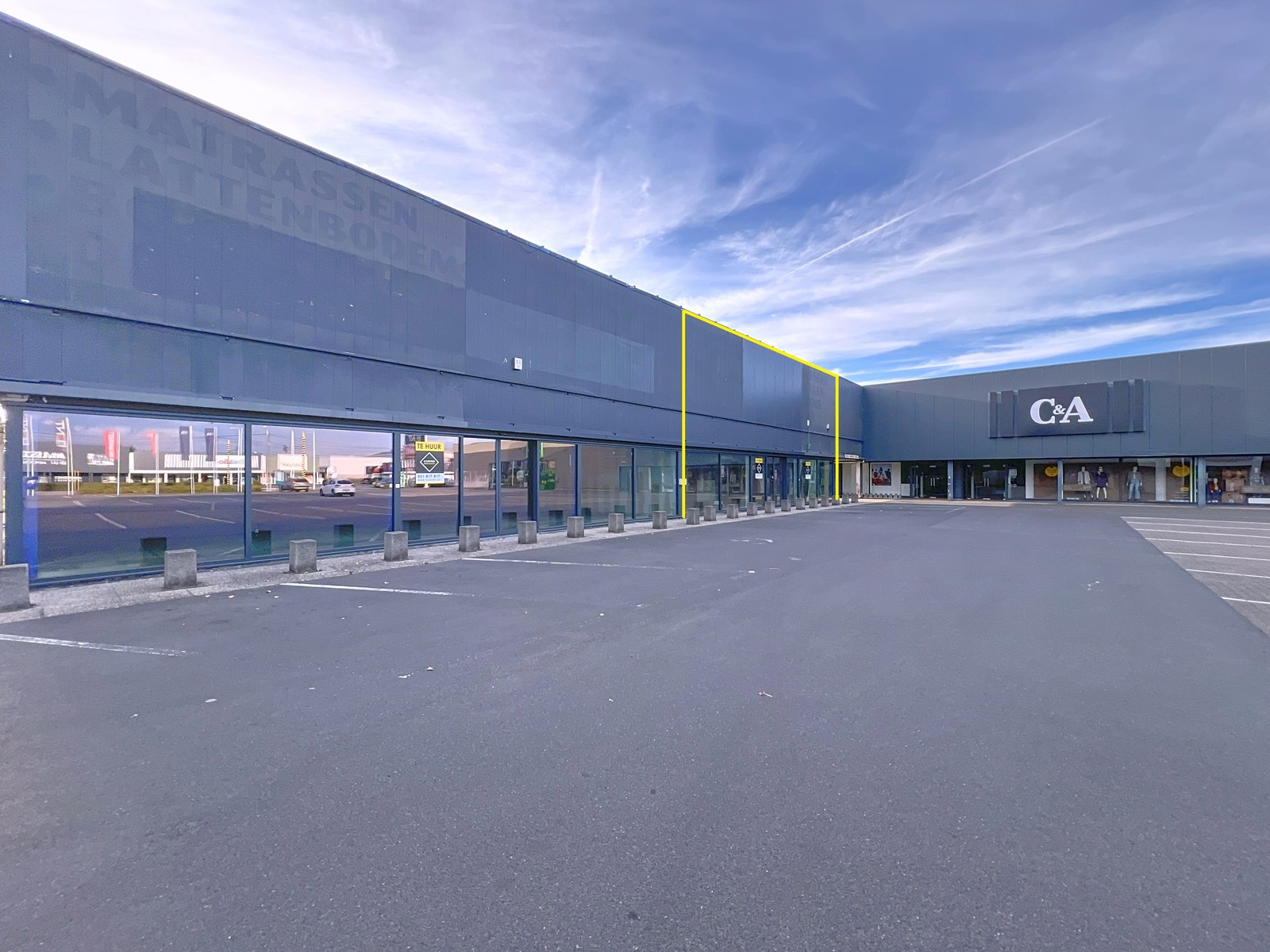 Instapklare baanwinkel op uiterst COMMERCIËLE TOP-ligging te Roeselare! - foto 3