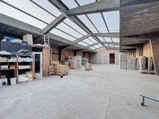 Vous recherchez un espace de stockage ou un entrepôt spacieux et stratégiquement situé dans la région d'Anvers ? Cet entrepôt est situé au Lageweg...