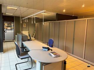 Gunstig gelegen handelsruimte van 167m², nabij het centrum van Sint-Truiden Dit handelspand treffen we aan binnen shopping Cicindria, nabij het...