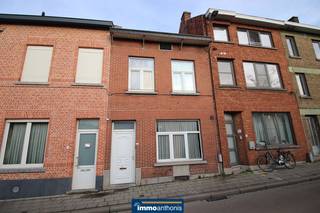 Deze woning is op te knappen, maar heel goed bereikbaar en heeft o.a. 3 slaapkamers.<br /><br />Op het gelijkvloers beschikt de woning verder over een inkomhal, een ruime keuken (met eetplaats), een leefruimte, een apart toilet en een koer.<br />Op de eerste verdieping is er een overloop, een veranda (uitgevend op een plat dak), een badkamer (met een lavabo en een ligbad) en 1 slaapkamer. <br />De 2 andere slaapkamers bevinden zich op de tweede verdieping.<br /><br />De woning bevindt zich vlakbij de kruising van de Abdijstraat en de Milseweg; dus nabij o.a. de ring (Geldenaaksepoort), een school, Abdij van park & de Philipssite en met een vlotte verbinding naar de E40. En er is een bushalte omzeggens naast de deur (lijn 15 en 597)!<br /><br /><em>(Meer foto's ter beschikking door ons te mailen op info@immoanthonis.be.)</em><br /><br /><em>Bezichtigen na TELEFONISCH contact tijdens openingsuren via 016234416 aub; dat spreekt het makkelijkst af. Bedankt!<br />For a viewing, please CALL US during opening hours on 016234116; this is the easiest way to arrange a viewing. Thank you!</em><br /><br />