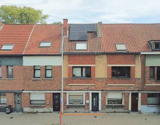 Degelijk onderhouden en instapklare woning met heel goede bereikbaarheid op een goede locatie. <br />De woning heeft door de jaren heen verschillende werken ondergaan, dankzij deze is de woning nu instapklaar. <br /><br />Er zijn 4 slaapkamers aanwezig, 2 op de eerste verdieping en een badkamer en 2 op de tweede verdieping. <br /><br />Heel aangename buitenruimte! Mooi aangelegd terras en stadstuin. <br /><br />EPC 245 kWh/(m2jaar), energielabel C<br />Bruto bruikbare vloeroppervlakte volgens EPC verslag 151m<sup>2</sup><br />KI 704<br />Oppervlakte perceel 180m<sup>2</sup><br />Stedenbouwkundige inlichtingen: in aanvraag 02/10 <br />Bevindt zich niet in een risicozone voor overstromingen, gebouwscore C, perceelscore C. <br /><br />Voor meer info of een bezoek bel 0475757251 of mail philip@ocvastgoed.be<br /><br />