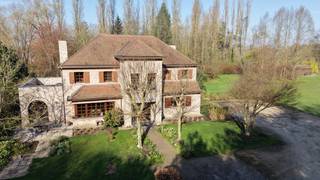 Exclusief achterin gelegen ruime villa op een uniek en rustig gelegen perceel van 1ha45a02ca met vijver. De toegangsweg bevindt zich langs...