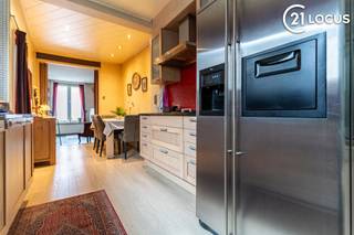 <p>Welkom in jouw toekomstige thuis: een gezellige, gesloten bebouwing in het schilderachtige Rupelmonde, perfect voor starters die op zoek zijn naar comfort, sfeer én ligging.</p>
<p><strong>Locatie &amp; bereikbaarheid</strong></p>
<ul>
<li>Rustige straat, op korte afstand van winkels en scholen — alles wat je nodig hebt zit in de buurt.</li>
<li>Openbaar vervoer vlot bereikbaar: haltes nabij voor een vlotte verbinding naar omliggende steden.</li>
<li>Voor wie ontspanning zoekt is er niets beter dan wandelen langs de dijk of de Rupelmondse Kreek: een prachtige wandelroute (~7,8 km) met natuur, stilte en prachtige uitzichten.</li>
</ul>
<p><strong>Woning &amp; inrichting</strong></p>
<ul>
<li>3 ruime slaapkamers: ideaal voor jonge gezinnen, gasten, of als thuiswerkruimte.</li>
<li>Knus en smaakvol ingericht — warm, uitnodigend en klaar om in te trekken.</li>
<li>Gesloten bebouwing: je hebt privacy, maar zonder je geïsoleerd te voelen.</li>
</ul>
<p><strong>Rust &amp; ontspanning buiten de deur</strong></p>
<ul>
<li>Wandelroutes langs de Schelde en de ringdijk bieden rust, natuur en ontspanning op een steenworp afstand.</li>
<li>Voor natuurliefhebbers de Rupelmondse Kreek route: ideaal om tot rust te komen in groen en waterrijke omgeving.</li>
</ul>
<p><strong>Ideale starterswoning</strong></p>
<ul>
<li>Behoorlijke omvang zonder onnodige overbodigheid — handig, praktisch en gezellig.</li>
<li>Lage instapkosten: de inrichting is al aanwezig, je hoeft je alleen nog maar te settelen.</li>
<li>Een plek waar je vrienden met plezier langs komen, waar thuis echt thuis is.</li>
</ul>
<p></p>