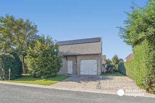 Deze alleenstaande woning is rustig gelegen in een doodlopende straat in Westende en staat op een mooi perceel van 565 m². De woning beschikt over een aangename leefruimte met gashaard en aansluitend een open keuken, waardoor er een gezellige en praktische leefomgeving ontstaat. Verder bevinden zich op het gelijkvloers een badkamer, een afzonderlijk toilet en een ruime wasbergruimte. Op de verdieping zijn maar liefst vier slaapkamers en een tweede toilet aanwezig, waardoor de woning heel wat ruimte biedt voor een gezin of wie graag over een extra kamer beschikt. Buiten geniet u van de rustige ligging en is er voldoende ruimte voor het parkeren van meerdere wagens. Een aangename alleenstaande woning op een rustige ligging in Westende, ideaal voor wie comfortabel en rustig wil wonen vlak bij de kust.<br />EPC: 200 kWh/m² - UC:3775428 ~ Vg, Wg, Gvkr, Vv, Gmo ~ Ref. MI24592
