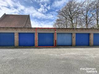 Deze afgesloten en makkelijk toegankelijke garagebox op topligging bevindt zich op wandelafstand van het station aan de achterzijde van de Residentie " San Michele ". <br />Vlotte bereikbaarheid naar de Expressweg, centrum Brugge, ...<br />Uitrusting : automatische sectionale poort, lichtpunt, stopcontact.<br />Afmetingen 6,10 X 2.75 - kantelpoort 2.5 X 2 <br />Voorziening van elektriciteit (auto mag niet opgeladen worden) <br />Meer info op kantoor!<br />