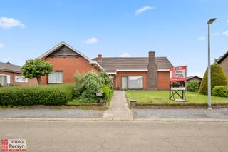 Gelegen in de rustige Lijsterlaan te Scherpenheuvel, vind je deze solide open bebouwing uit 1973 op een ruim perceel van 770m². De woning geniet van een centrale doch rustige ligging en beschikt over een aangename, noordwest gerichte tuin. De dubbele garage, die deels ondergronds gelegen is, biedt extra parkeergemak en bergruimte.<br /><br />De woning heeft een EPC-label F en valt hiermee onder de renovatieverplichting, wat je de kans geeft om de woning volledig naar eigen smaak en huidige normen te moderniseren. Een bijzonder kenmerk is de reeds deels gerenoveerde zolder die momenteel toegankelijk is via het terras. Mits het plaatsen van een vaste trap, kan deze ruimte volledig bij de woning betrokken worden.<br /><br /><u><strong>INDELING</strong></u><br /><strong>Gelijkvloers:</strong> Inkomhal, leefruimte, keuken, gastentoilet, badkamer, 3 slaapkamers<br /><strong>Zolder:</strong> Deels afgewerkt<br /><strong>Tuin:</strong> Noordwest georiënteerde tuin met overdekt terras<br /><strong>Kelder:</strong> Dubbele garage, opslagruimte<br /><br />Ervaar zelf de vele voordelen van deze woning tijdens een persoonlijke rondleiding.<br />Maak vandaag nog je afspraak.<br />Mail naar info@immopersyn.be of bel 013 444 008.