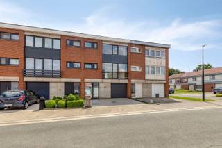 <p><span>Vous êtes à la recherche d'une première maison ou d'un bien d'investissement à fort potentiel ?</span></p><p><span>A Zwalm, à distance de marche de la gare, vous trouverez cet appartement lumineux et prêt à l'emploi au niveau de la cloche.</span></p><p><span> </span></p><p><span>EMPLACEMENT</span></p><p><span> </span></p><p><span>La propriété est située dans une impasse très calme, ce qui la rend idéale pour les familles avec de jeunes enfants. Des garderies et une école primaire se trouvent à proximité immédiate, ainsi que la salle de sport municipale, le mouvement de jeunesse, etc</span></p><p><span> </span></p><p><span>La propriété comprend un garage spacieux avec une salle de stockage, un espace de vie très lumineux, une cuisine rénovée, 3 chambres et une salle de bain rénovée.</span></p><p><span> </span></p><p><span>AMÉNAGEMENT</span></p><p><span> </span></p><p><span>enfin, 2 terrasses accueillantes (près du jardin et près du salon/cuisine) font de cette maison un véritable foyer.</span></p><p><span> </span></p><p><span>Une véritable opportunité dans cette catégorie de prix !</span></p><p><span> </span></p><p><span>Curieux de savoir ce qu'il en est ? Pour plus d'informations ou un rendez-vous pour la première journée de visite, contactez Sven (0474/096918/ sven@immodhondt.be)</span></p>