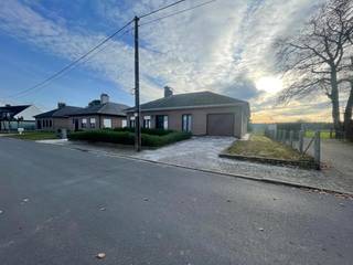 LiggingDe woning is rustig gelegen in de woonwijk Wijdbos te Geel. Het centrum van Geel bevindt zich op wandelafstand (± 1,6 km) en is vlot...