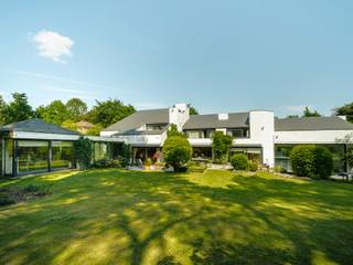 C’est au cœur d’un jardin arboré préservé depuis plus de 40 ares, orienté plein sud et subtilement aménagé par le paysagiste Jacques Wirtz, que...