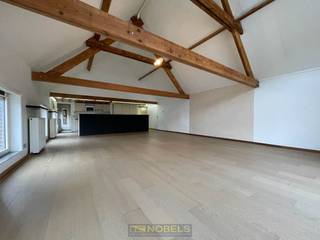 Te huur, gezellig appartement met terras en autostaanplaats te RonseOntdek dit verrassend ruime en instapklare appartement op een toplocatie in...