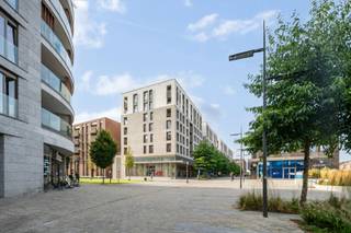 Dit prachtig app. B11.401 bevindt zich in residentie ‘The Meridian’. Het appartement is volledig afgewerkt, waardoor je bij akte kan verhuizen. Dit app. heeft een oppervlakte van 139 m² en ligt op de 4de verdieping. Indeling is als volgt: inkom met gastentoilet die uitgeeft in zeer ruime leefruimte, begrensd door een zeer royaal (51 m²) zuidgericht terras. Nachthal met mastersuite en ensuite badkamer, 2 extra slaapkamers, een douchekamer, 2e toilet en een berging.<br /><br /><span>Het app. is voorzien van vloerverwarming, warmtepomp en handdoekradiators. Bij elk app. hoort een ondergrondse autostaanplaats en/of garagebox. Deze dient apart bij aangekocht te worden. Verder kun je een kelderberging of oplaadpunt bijkopen.<br />Meer info? Contacteer Inge Vancluysen of Marisa Marasco op het nr. 011 41 33 23.</span><br />