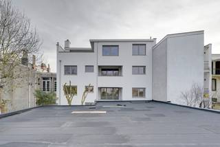 Statig, strak en klaar voor morgenDit investeringspand werd volledig gerenoveerd in 2025. Twee aparte inkomhallen naar de appartementen zorgen voor...