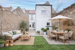 In het hart van Brugge bevindt zich deze volledig gerenoveerde stadswoning, waar modern comfort en praktische indeling hand in hand gaan.Bij het...