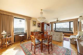 <p> </p><p>Algemeen:</p><p>Gezellig en zonnig appartement met 3 slaapkamers en terras gelegen op een achtste verdieping in een residentieel gebouw met een panoramisch uitzicht op de stad!</p><p>Het appartement is zeer netjes onderhouden. Er is collectieve centrale verwarming op gas aanwezig. Een EPC-score van slechts 217 kWh/m²/jaar is mooi meegenomen.</p><p>Prachtig gelegen bij winkels, scholen en openbaar vervoer. AANRADER!</p><p>OMGEVING:</p><p>Ter Heydelaan, Gallifortlei, Kerkeveldlaan</p><p>Indeling Appartement:</p><p>Via lift of trap komen we in een ruime hal met vele ingemaakte kasten. Aan de inkomhal is er een aparte gastentoilet aanwezig.</p><p>De mooie living die tevens voorzien is met parket heeft toegang tot een aangename terras.</p><p>De keuken is functioneel en volledig ingericht met toestellen. Verder vinden we dan 3 slaapkamers en badkamer. Deze is voorzien van douche, lavabo in meubel, ingemaakte kast en douche.</p><p>Een kelder (nr 62) is inbegrepen in de prijs.</p><p>Algemene informatie:</p><p>Ruimtelijke ordening: Gvkr, stedenbouwkundige inlichtingen in aanvraag</p><p>P-score: A</p><p>G-score: A</p><p>Algemene onkosten: 289,80 € per maand (water, cv, gang, lift, onderhoud, syndicus, blokpolis, reservefonds....)</p><p>Algemene toestand:</p><p>Dak vernieuwd en geïsoleerd in 2016, parket in heel mooie staat, airco in de living</p><p>Interesse?</p><p>Zoekt u een leuk appartement op een uitstekende locatie? Wees er dan snel bij! Neem contact op met Altro-vastgoed op het nummer 03/459.89.59</p><p> </p><p> </p>
