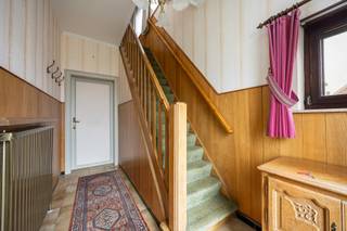 <p><strong>INDELING</strong><br /><strong>GELIJKVLOERS</strong><br />Inkomhal met trap naar de verdieping. Bureelruimte/slaapkamer. Woonkamer met zicht op de tuin. Keuken voorzien van de volgende toestellen nl. keramische kookplaat, afzuigkap, vaatwasmachine, microgolfoven, heteluchtoven, koelkast en dubbele spoeltafel. <br />Badkamer voorzien van ligbad en badkamermeubel met lavabo. Berging/wasplaats met aansluiting voor wasmachine/droogkast, ingemaakte kasten, aardgasbrander van de C.V. en warmwater en toegang tot de zolderruimte. Achterinkom met ingemaakte kasten. Toiletruimte.<br /><br /><strong>1<sup>ste</sup> VERDIEPING</strong><br />Overloop met zolderluik. 3 slaapkamers.<br /><br /><strong>ZOLDERVERDIEPING</strong><br />Zolderruimte boven gans de woning die toegankelijk is via een zolderluik in de wasplaats en via de overloop.<br /><br /><strong>KELDERVERDIEPING</strong><br />Kelderruimte voorzien van legschabben.<br /><br /><strong>BUITEN</strong><br />Voortuin met oprit tot aan de garage langs Den Heerd. Aangelegde tuin met terras.<br />Garage/bijgebouw van ca. 65m².<br /><br /><strong>BIJZONDERHEDEN </strong><br />Enkele en dubbele beglazing. Houten ramen. Rolluiken. C.V. op aardgas. Septische put. <br /><br /><strong>POSITIEVE ASPECTEN </strong><br />Gunstig gelegen op fiets- en wandelafstand van het centrum van Merksplas, vlakbij alle nodige voorzieningen<br />Aangenaam (hoek)perceel van 912m²<br />Woning kan naar eigen budget/wensen gerenoveerd worden<br />Leuke woning op een rustige doch centrale locatie<br /><br /><em>Renovatieverplichting residentiële gebouwen van toepassing.<br /></em></p>