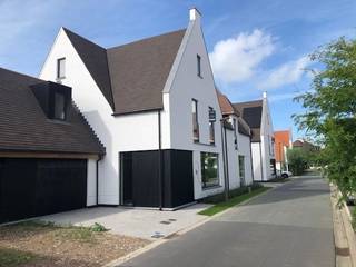 Deze prachtige nieuwbouwwoning, rustig gelegen nabij het centrum, is voorzien van zonnepanelen, een garage en een zuidwestgerichte tuin met aangelegd terras. <br />De vloerverwarming en zonnepanelen maken deze woning extra energiezuinig.<br /><br />Indeling: inkomhal met gastentoilet en een handige vestiaire. De ruime en open leefruimte biedt plaats aan een moderne keuken voorzien van alle toestellen en aansluitend vind je een berging en de garage.<br /><br />Op de eerste verdieping zijn er drie ruime slaapkamers, elk met ingemaakte kasten en een eigen badkamer. De eerste slaapkamer heeft daarnaast een bad en een apart toilet. <br />Trap naar zolderverdieping met praktische berging met aansluitingen voor een wasmachine en droogkast. <br />De zolderverdieping van 37m² biedt tal van mogelijkheden, zoals een bureauruimte, extra berging of een extra slaapkamer. Moet ingericht worden door de toekomstige eigenaar. <br /><br />Neem contact voor een bezoek ter plaatse of bij ons op kantoor voor verdere informatie.