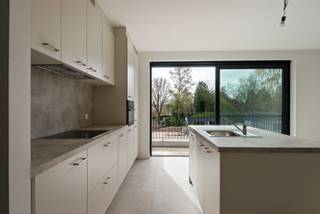 In een stijlvol en nieuw gebouw met lift bevindt zich dit rustig gelegen appartement op de eerste verdieping. Daar heb appartement achteraan...