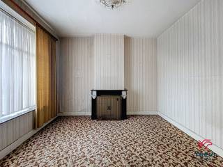 <p><span>DAMPREMY FAIRE OFFRE À PARTIR DE 93.500€ </span></p><p><span>Maison 3 chambres avec jardin, garage arrière et superbe potentiel d'aménagement idéale famille ou investisseur</span></p><p><span>Située à Dampremy, cette maison à rénover représente une belle opportunité pour les amateurs de rénovation, les familles souhaitant créer un intérieur à leur image ou les investisseurs à la recherche d'un projet à fort potentiel.</span></p><p><span>Implantée sur une parcelle d'environ </span><span>310 m²</span><span>, la maison dispose d'un jardin ainsi que d'un </span><span>garage situé à l'arrière de la propriété</span><span>. Sa configuration offre de beaux volumes et de nombreuses possibilités d'aménagement.</span></p><p><span>Le rez-de-chaussée se compose d'un hall d'entrée, d'un salon, d'une salle à manger, d'une cuisine, d'une buanderie ainsi que d'un bureau pouvant être exploité selon les besoins.</span></p><p><span>Au premier étage, le bien propose actuellement </span><span>trois chambres</span><span>. Le deuxième niveau accueille un </span><span>grenier aménageable offrant un très beau potentiel</span><span>, pouvant permettre la création de </span><span>deux grandes chambres supplémentaires</span><span>, bénéficiant de lumière naturelle grâce à la présence de </span><span>deux fenêtres</span><span>. La maison peut ainsi évoluer vers une configuration de </span><span>4 à 5 chambres</span><span>, selon le projet d'aménagement envisagé.</span></p><p><span>Les caves offrent également de beaux espaces de rangement et accueillent actuellement la salle de bains.</span></p><p><span>Grâce à ses trois chambres existantes, son bureau et son grenier aménageable, cette maison peut également se prêter à un </span><span>projet de colocation 4 chambres</span><span>, sous réserve de faisabilité technique, urbanistique et du respect des normes en vigueur. Après rénovation, ce bien pourrait constituer une opportunité particulièrement intéressante pour un investisseur souhaitant optimiser le rendement locatif.</span></p><p><span>Côté technique, la maison est équipée de châssis bois simple vitrage, d'un chauffage par poêle au mazout, de l'eau et de l'électricité. L'électricité est en attente de rapport. La toiture est à revoir. Le bien nécessite une rénovation générale, offrant au futur acquéreur la possibilité de repenser entièrement les espaces selon son projet.</span></p><p><span>PEB : classe F</span><span><br />UC : 20250206000917<br />Consommation théorique totale d'énergie primaire : 110.470 kWh/an<br />Consommation spécifique d'énergie primaire : 484 kWh/m².an</span></p><p><span>Une maison à prix attractif, avec jardin, garage et réel potentiel d'optimisation, idéale pour un projet résidentiel ou d'investissement.</span></p><p><span>Faire offre à partir de 93.500€ , sous réserve d'acceptation des propriétaires.</span></p><p></p><hr /><p></p><p><span>TREVI La Propriété</span><span><br />Boulevard Audent 17<br />6000 Charleroi<br />Tél. : +32 71 33 37 69<br /></span><span>Votre partenaire immobilier à Charleroi et en Wallonie</span></p>