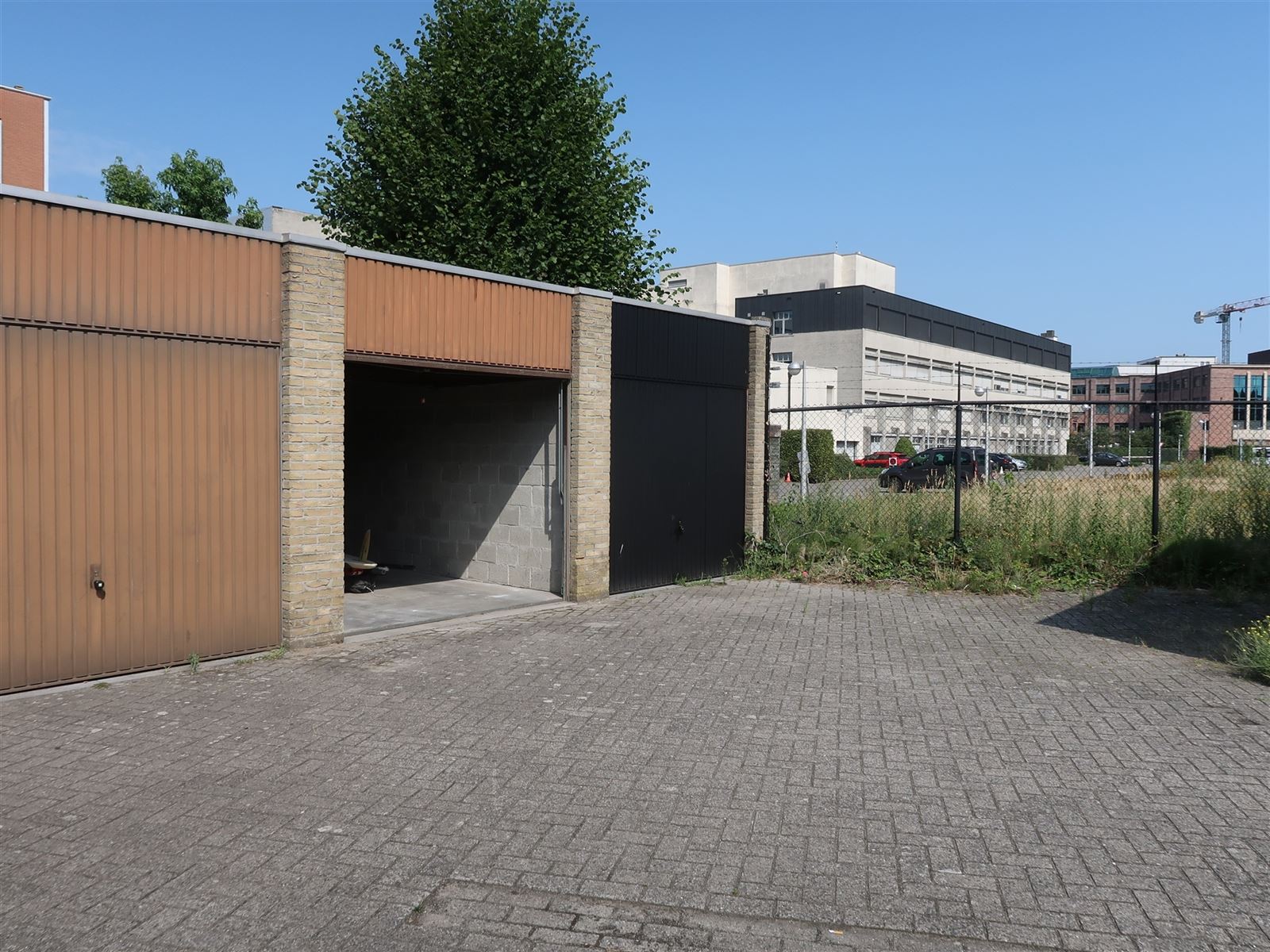 Centraal gelegen garage, vlakbij rijwoningen - foto 1
