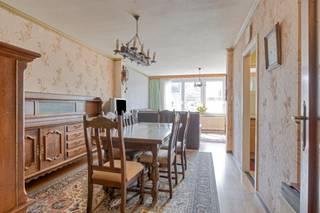 <p><span>In Res. Tijl gelegen aan de rugzijde van de Zeedijk en vlakbij centrum vindt u op de derde verdieping dit zonnig 2 slaapkamerappartement.</span></p><p><span>In dit gebouw is er telkens 1 appartement per verdiep. U betreedt het appartement via de ruime inkomhal.  </span></p><p><span>De zonnige leefruimte lonkt uitnodigend, hiervandaan heeft u een mooi overzicht op de omgeving.  </span></p><p><span>De geriefelijke keuken is voorzien van spoelbak, elektrisch fornuis, frigo en microgolfoven, deze is afzonderlijk maar grenzend aan de eetplaats.  </span></p><p><span>Via de hall bereikt u de badkamer die ingericht is met lavabo en douche. Het toilet is afzonderlijk. </span></p><p><span>De twee slaapkamers zijn gelegen aan de achterzijde, 1 kamer is ingericht met dubbel bed en biedt toegang tot het terras.  Hier vindt u een handige bergkast.  </span></p><p><span>De tweede kamer is ingericht met een stapelbed en een enkel bed.</span></p><p><span>De slaapkamers en leefruimte zijn ingericht met een makkelijk te onderhouden laminaatvloer.</span></p><p><span> </span></p>